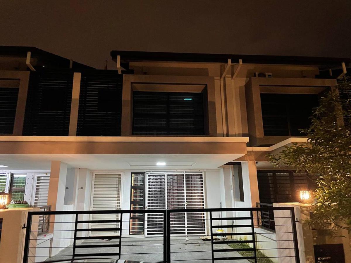 Homestay 3Br Near Setia Alam Shah Alam Exterior photo